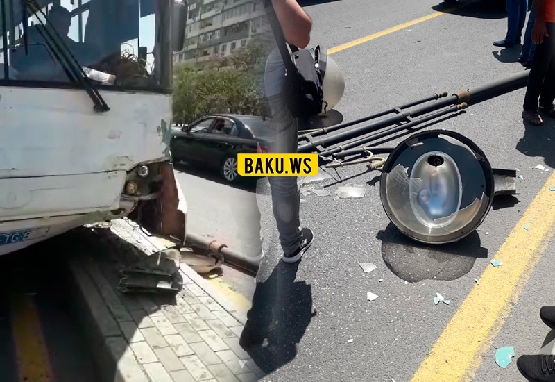 В Баку автобус врезался в фонарный столб, есть пострадавшие – ВИДЕО