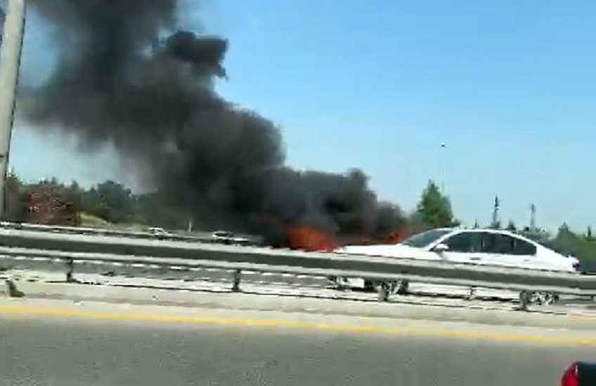 В Баку автомобиль сгорел дотла: образовалась пробка - ВИДЕО, ОБНОВЛЕНО