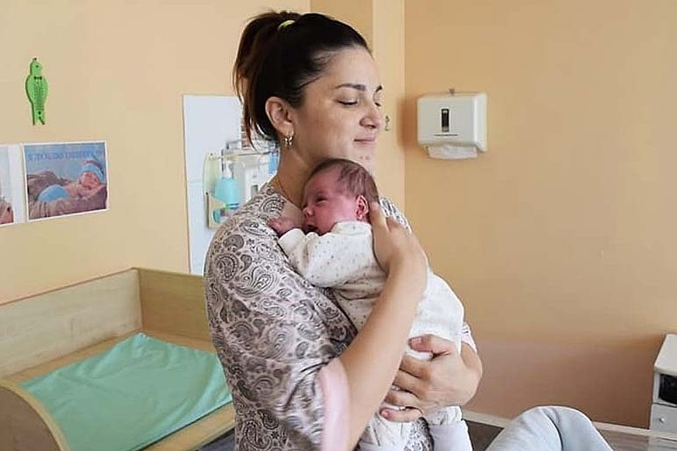 В Казахстане женщина родила дочь и сына с разницей в 2,5 месяца - ВИДЕО