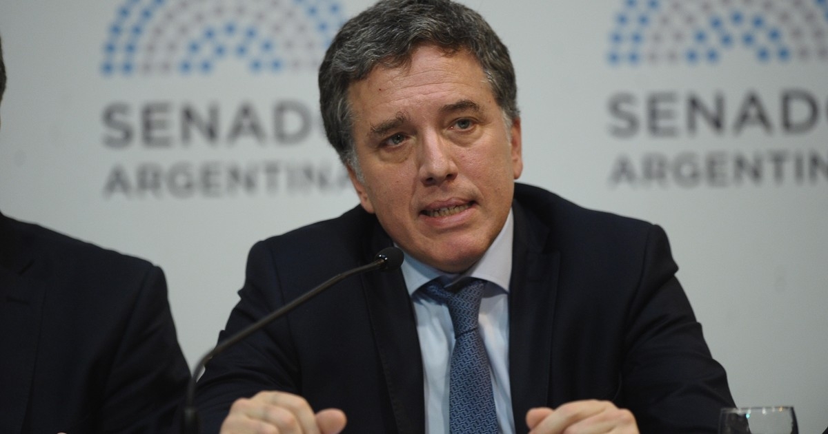 Министр финансов Аргентины ушел с поста из-за падения песо