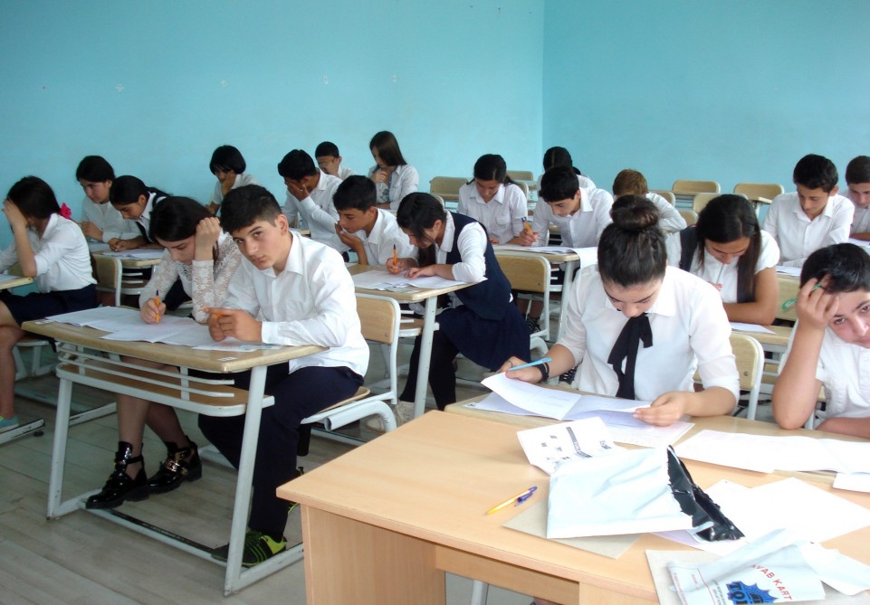 В двух бакинских школах все учащиеся одного класса поступили в вуз
