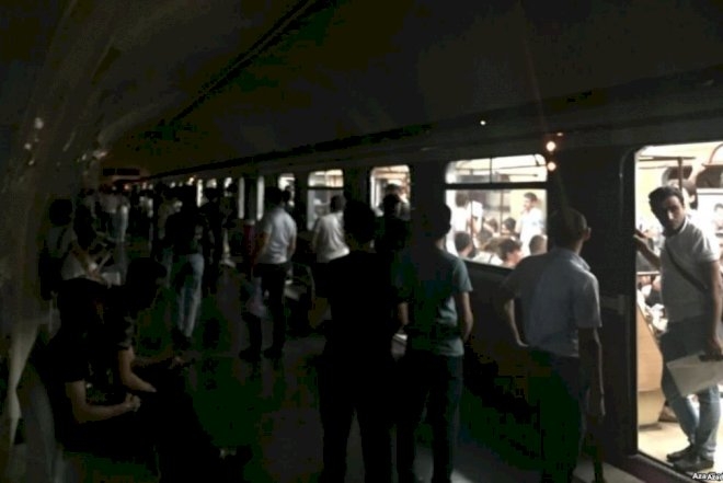 На станции метро "Сахиль" отключен свет - ВИДЕО