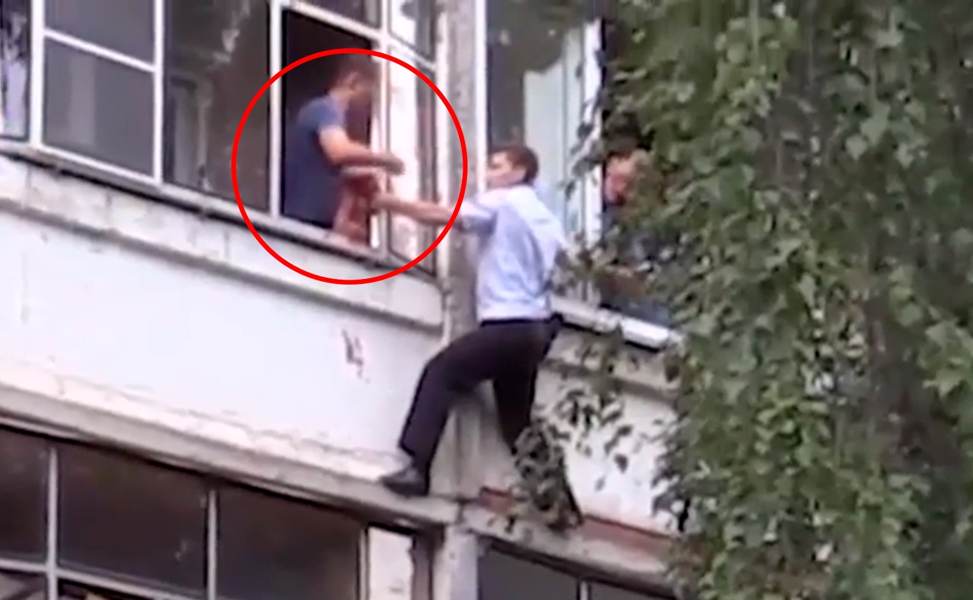 Пьяный отец пытался выкинуть из окна многоэтажки младенца - ВИДЕО