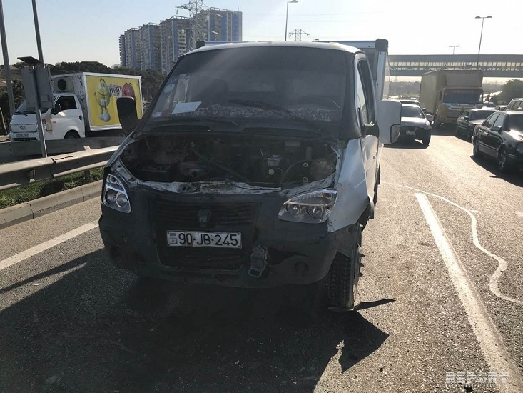 Автомобиль хлебозавода "Бакиханов" попал в ДТП, есть пострадавшие - ВИДЕО