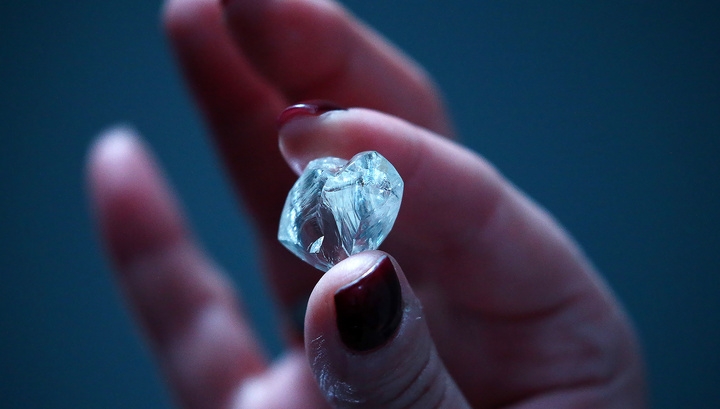 Женщина нашла алмаз после просмотра обучающего видео на YouTube - ФОТО