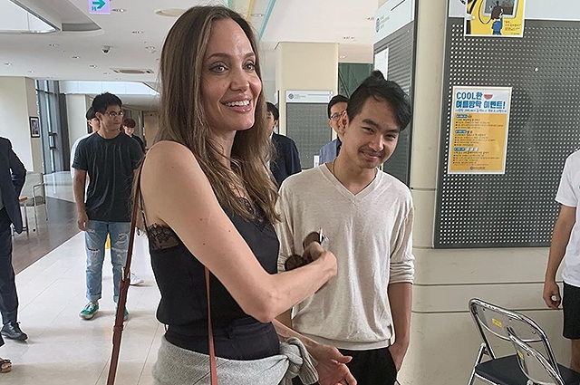 Анджелина Джоли со слезами проводила сына в университет - ВИДЕО