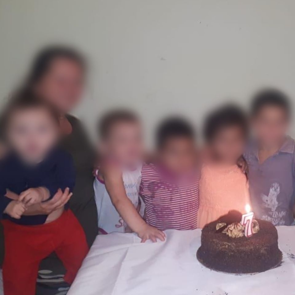 В Азербайджане 22-летняя мать и 23-летний отец отказались от своих 5-х детей