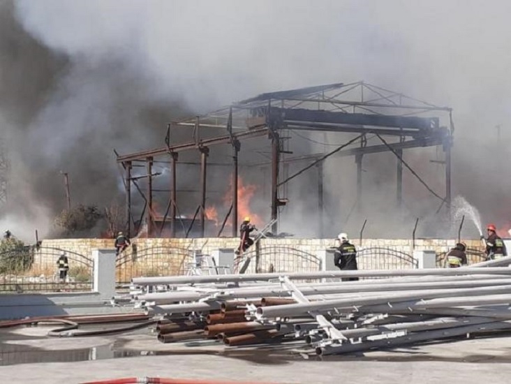 К тушению сильного пожара в Баку привлечены 22 единицы техники - ВИДЕО