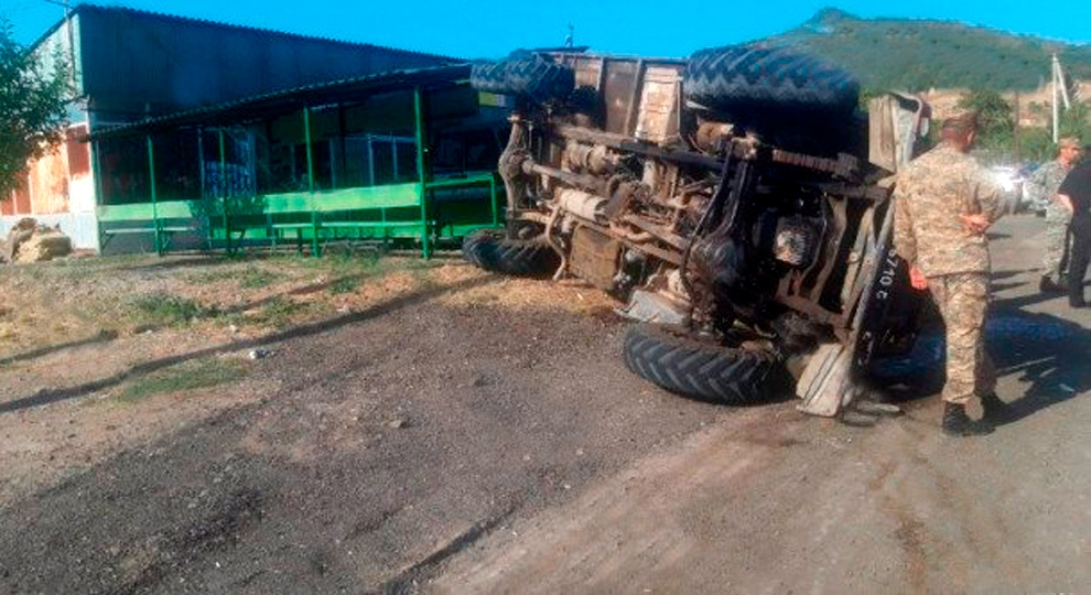 В Армении перевернулся грузовик с военнослужащими: 11 раненых - ФОТО