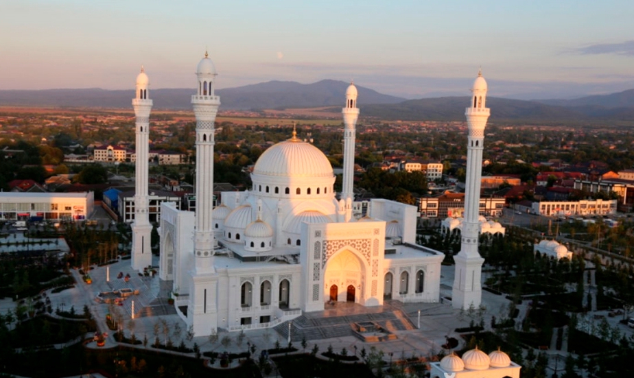 В Чечне открылась крупнейшая в Европе мечеть - ВИДЕО
