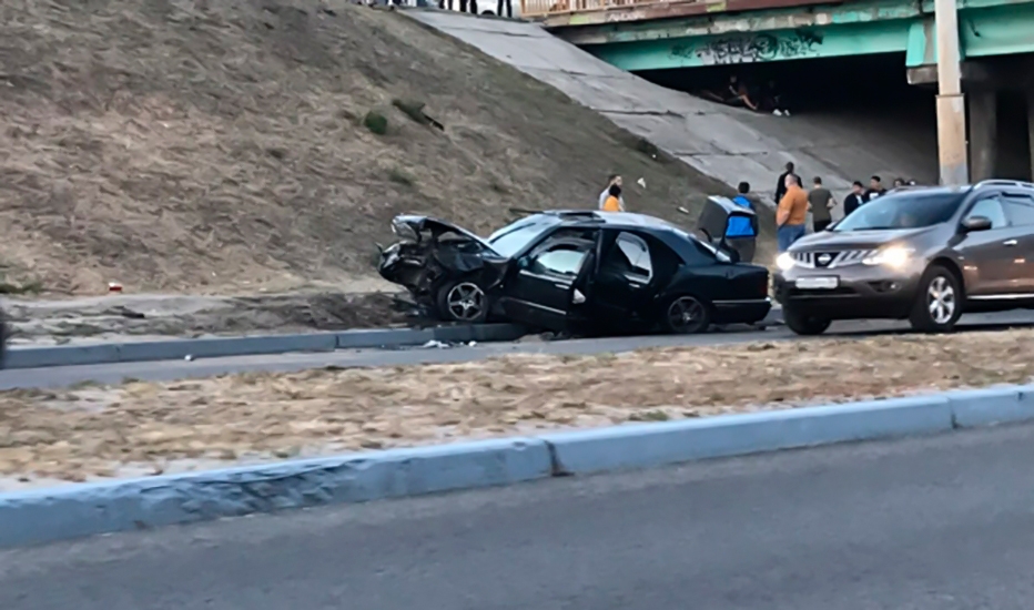 В Баку автомобиль упал с моста, есть пострадавшие