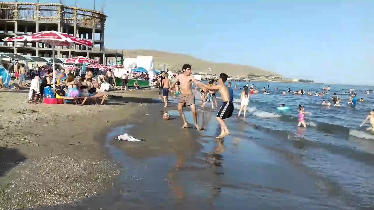 На бакинском пляже у отдыхающего отобрали 2 тысячи евро