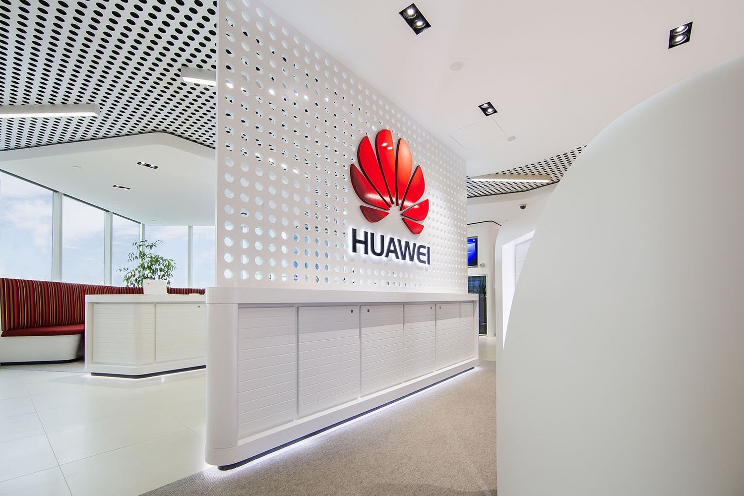 Huawei потеряла 10 млрд долларов из-за США