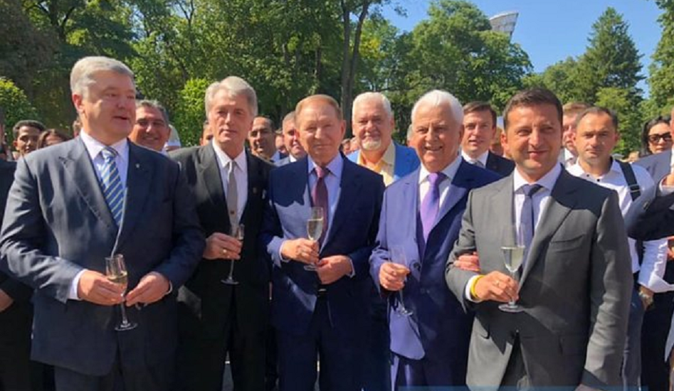 Пять президентов Украины впервые сфотографировались вместе