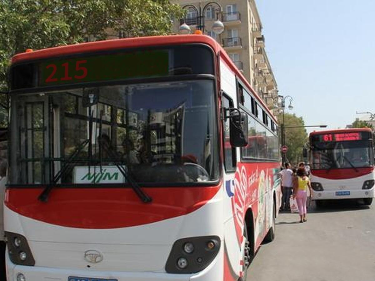 В Баку автобус сбил пешеходов, один из них скончался