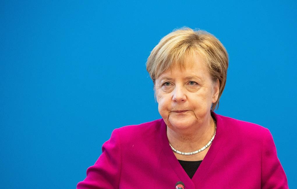 Меркель перед открытием саммита G7 отправилась на пляж - ВИДЕО