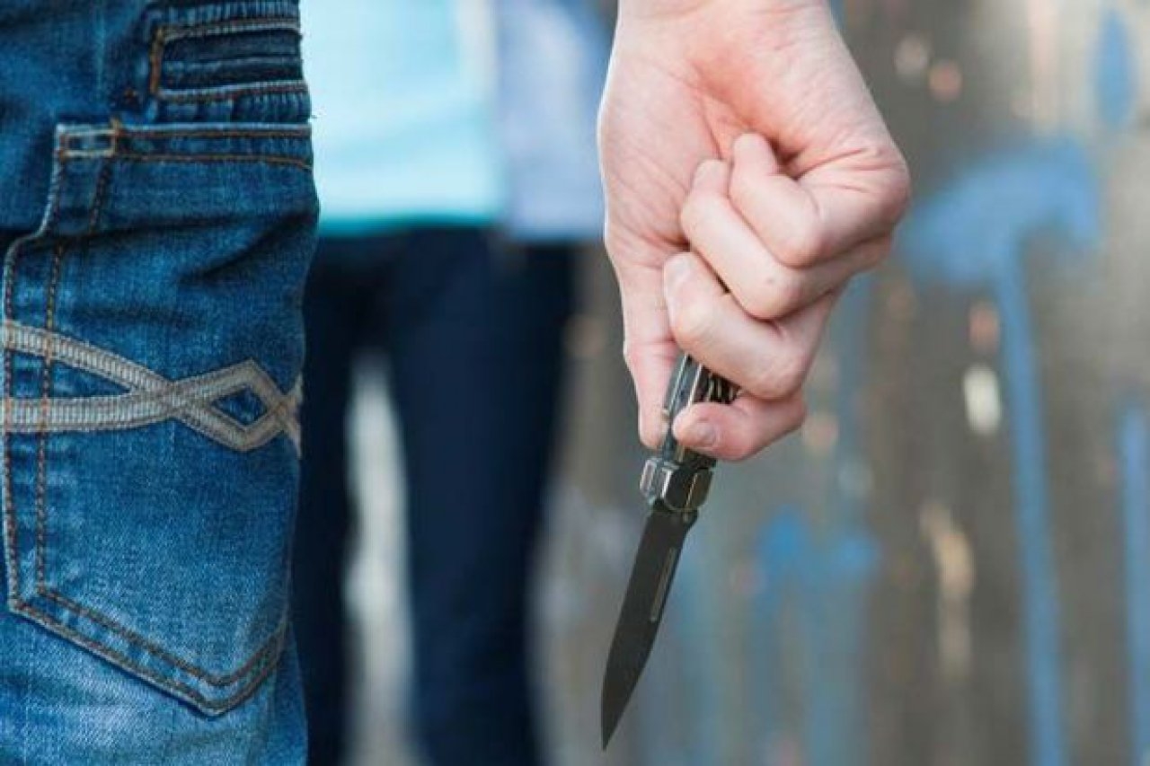 В Баку 19-летнего парня ранили ножом у станции метро