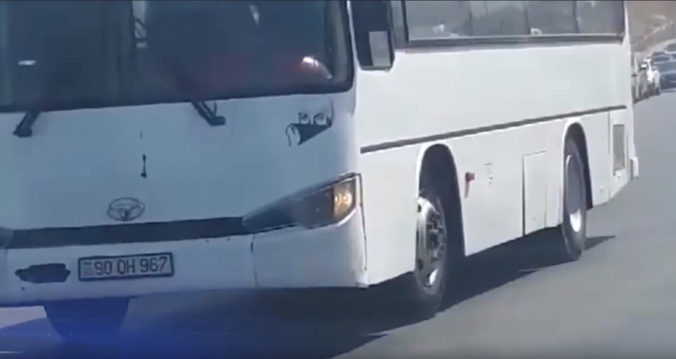 В Баку выехавшие на встречную полосу автобусы подвергли пассажиров опасности -
