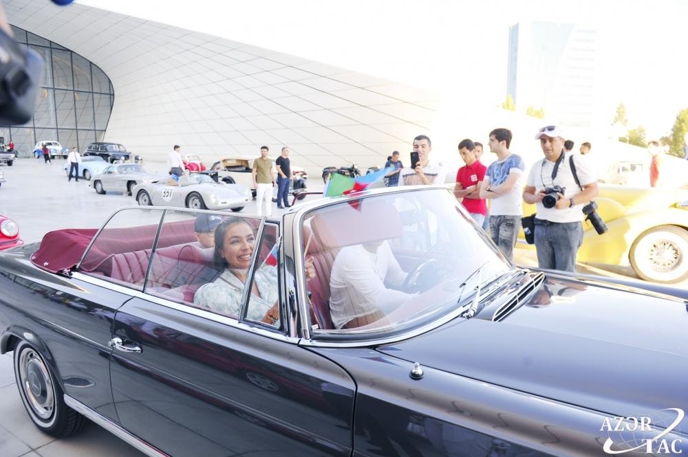 Лейла Алиева наблюдала за выставкой и пробегом классических автомобилей - ФОТО