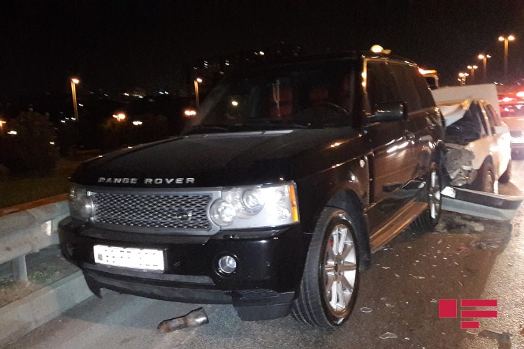 В Баку Mercedes врезался в Range Rover, пострадала женщина - ВИДЕО