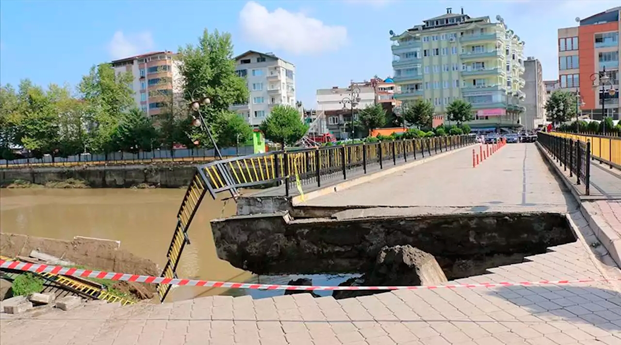 В Турции обрушился мост с пешеходами: есть пострадавшие - ВИДЕО