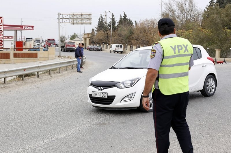 В Баку иномарка сбила сотрудника полиции
