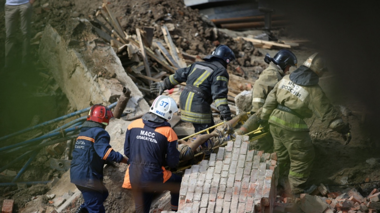 В Новосибирске обрушилась стена здания: под завалами остались люди - ФОТО