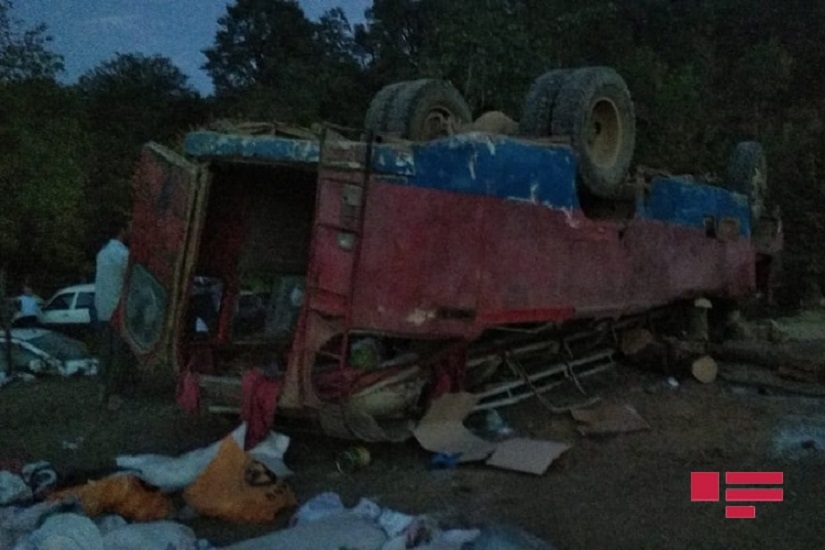 В Лянкяране автобус упал в ущелье, есть погибший, десятки пострадавших - ФОТО