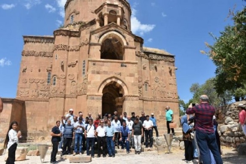 Удины с флагом Азербайджана в руках освободили от армян албанскую церковь
