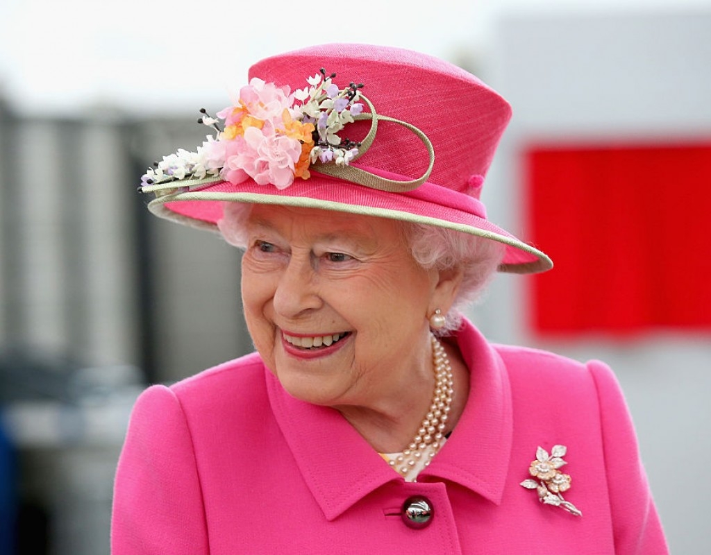 С королевой Великобритании произошел курьезный случай - ФОТО