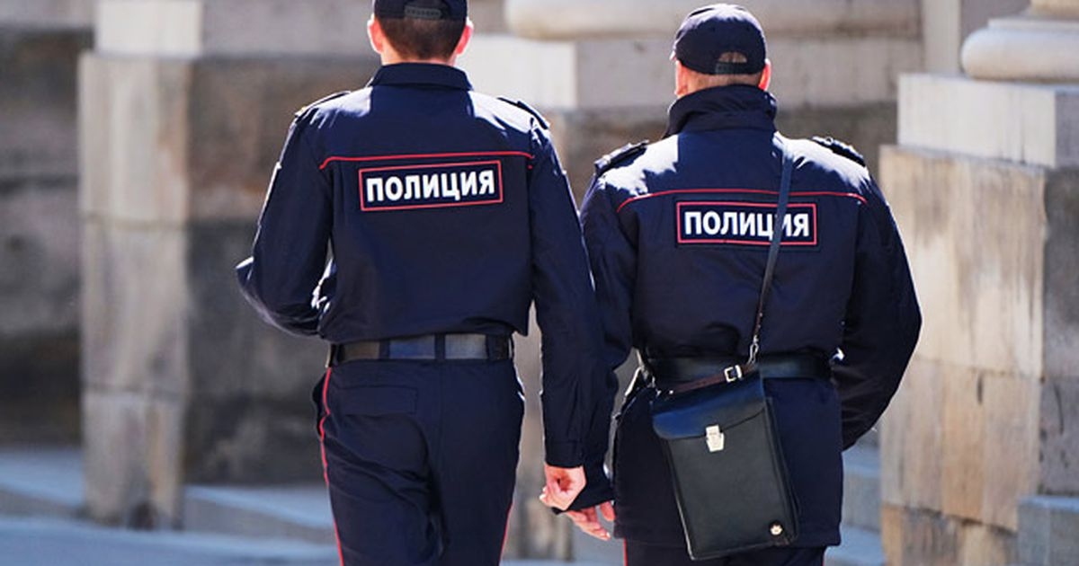 Азербайджанец покусал и порезал ножом полицейских в Петербурге - ВИДЕО