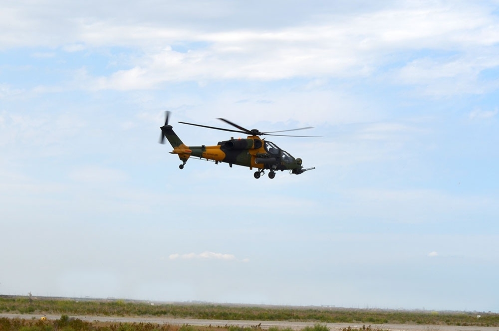 Турецкие вертолеты в небе над Азербайджаном - ВИДЕО