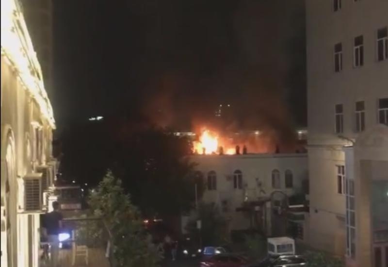 В центре Баку горит здание рядом с ЦУМ-ом - ФОТО