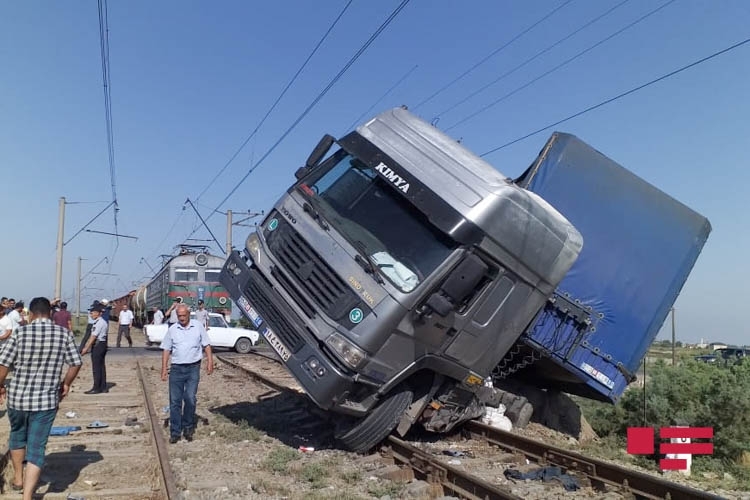 В Азербайджане грузовик столкнулся с поездом - ВИДЕО