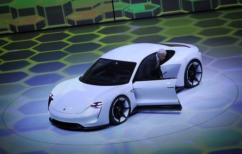 Компания Porsche представила свой первый электромобиль - ФОТО