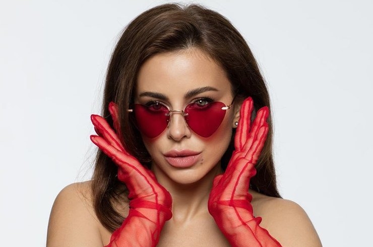 Обнаженная в очках-"сердечках": Ани Лорак удивила фанатов пикантным ФОТО
