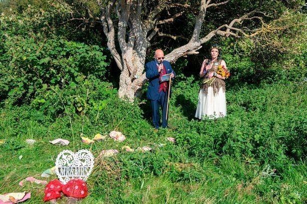 Женщина вышла замуж за дерево - ВИДЕО