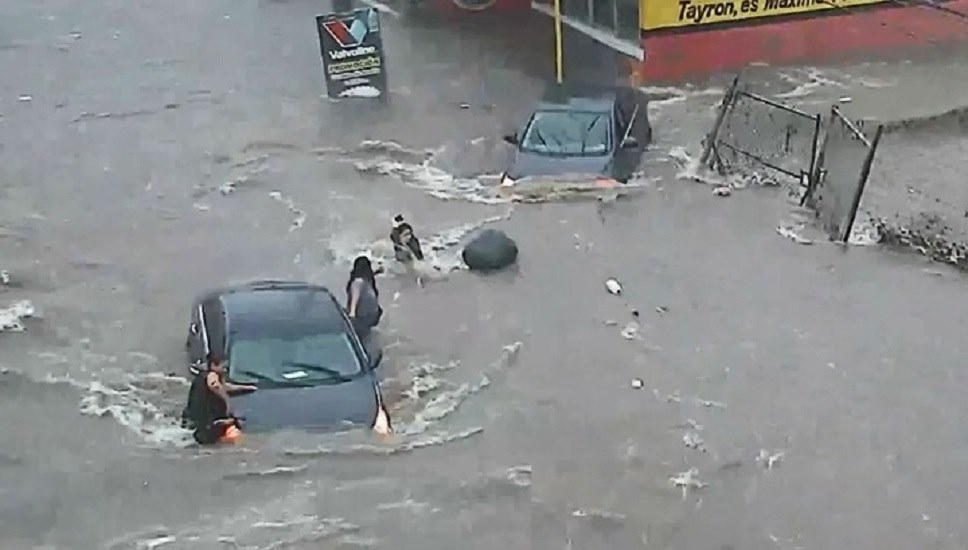 Камера запечатлела момент гибели девушки во время наводнения - ВИДЕО