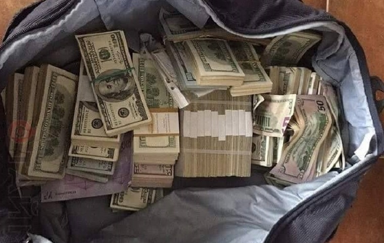 В Дубае официантка сдала в полицию сумку россиянина с крупной суммой денег