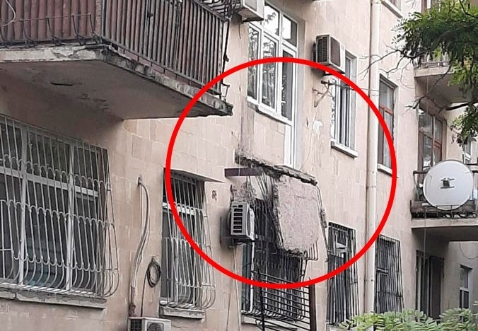 СРОЧНО! В Баку обрушился балкон жилого дома - ФОТО
