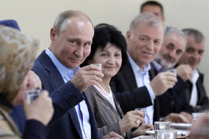 Путин во время поездки в Дагестан выпил стопку, как и обещал 20 лет назад