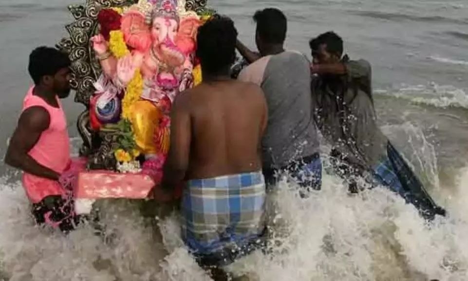 11 человек погибли при попытке утопить бога в Индии - ВИДЕО