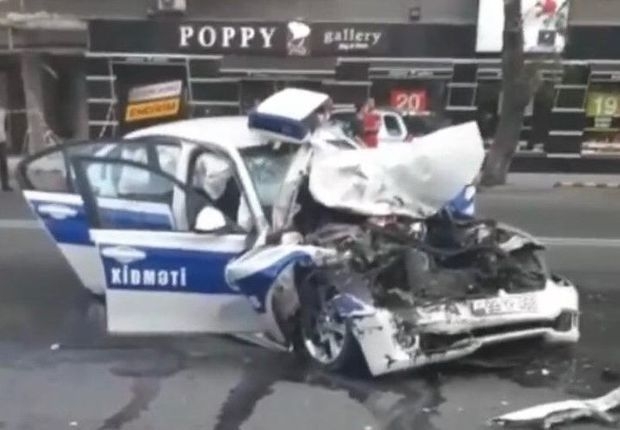 В Баку машина ДПС попала в аварию: пострадали полицейские - ВИДЕО