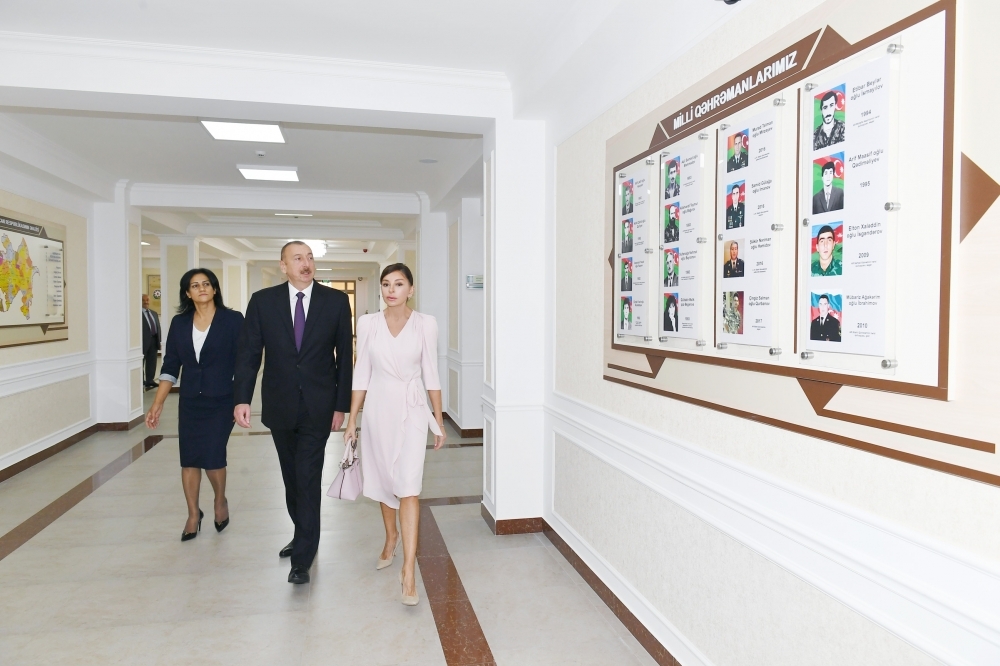 Ильхам и Мехрибан Алиевы на открытии нового комплекса школы №300 - ФОТО