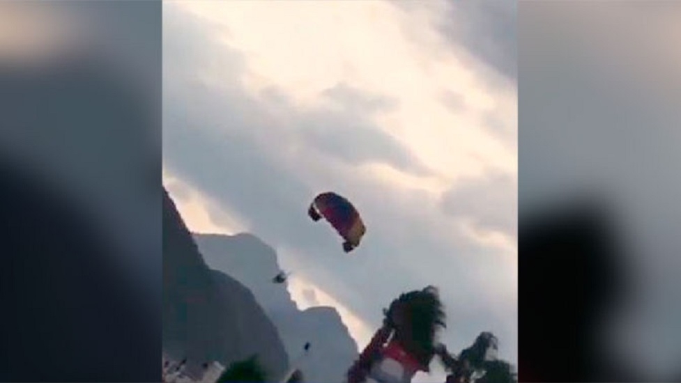 Жуткая трагедия в Турции: кадры смертельного падения парашюта с туристами из РФ