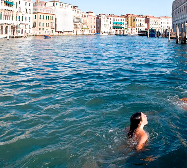 Туристов оштрафовали на 3 тысячи евро за купание голыми в Венеции