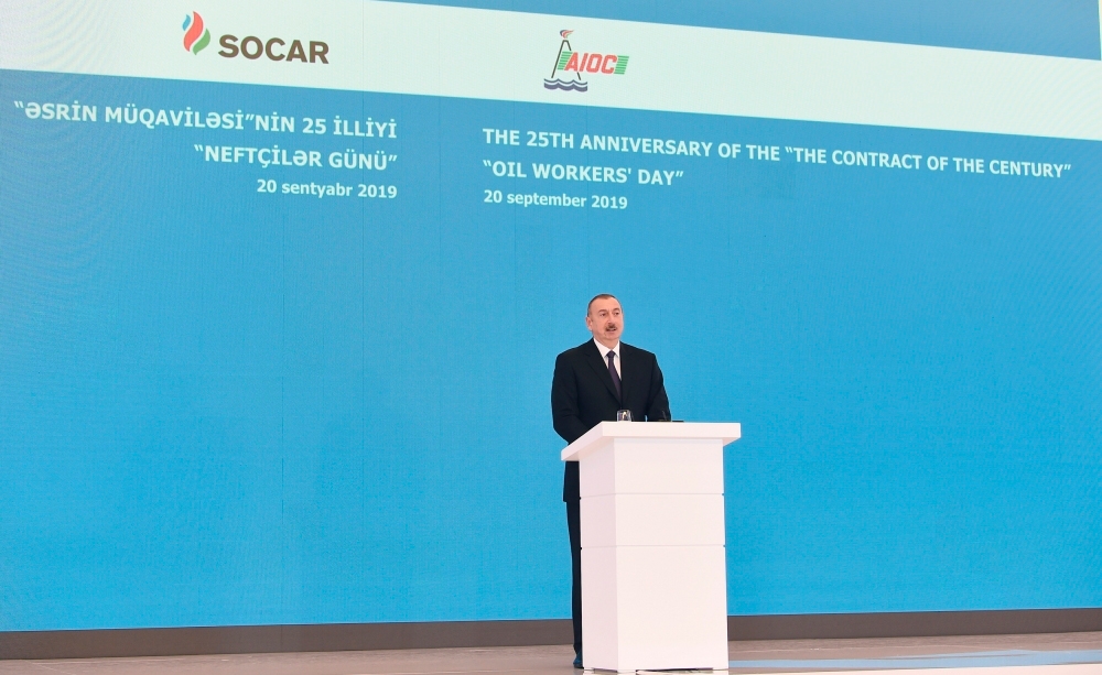 Ильхам Алиев на церемонии по случаю 25-летия "Контракта века" и Дня нефтяника