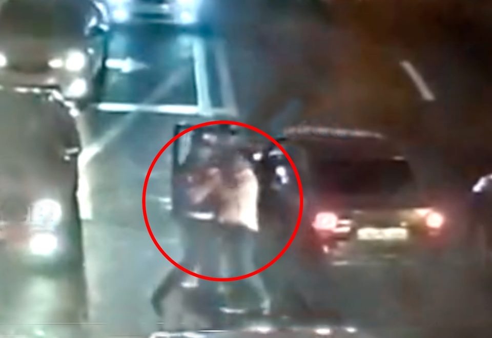 В Баку таксист напал на сотрудников дорожной полиции - ВИДЕО