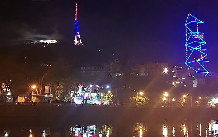 Телевышку в Тбилиси окрасили в цвета армянского флага, на очереди Бурдж Халифа -