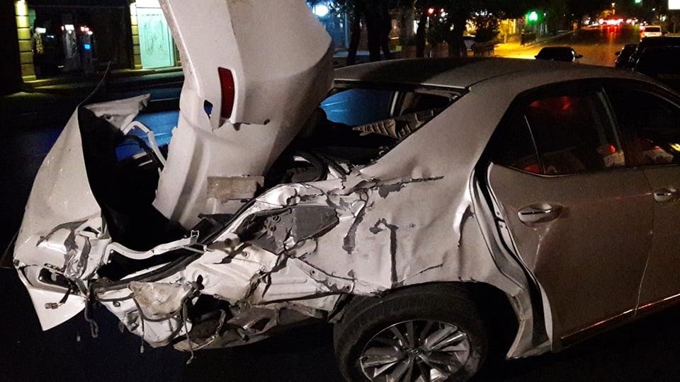 В Баку водитель проехал на красный свет и совершил ДТП - ВИДЕО